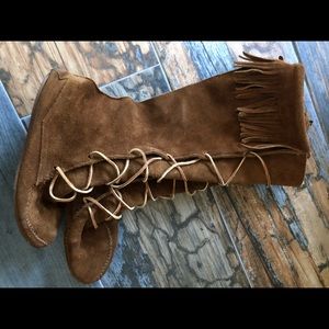 Knee high Minnetonkas. Super cute.